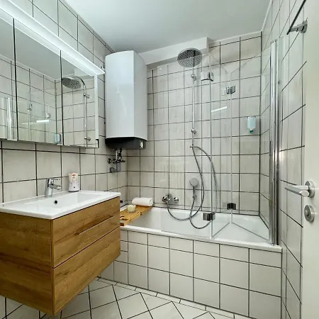 3 Apartment, 80 Qm, Ruhig Und Zentrumsnah, Max 5 Pers, Balkon, Garage, Internet 300 Mbit *